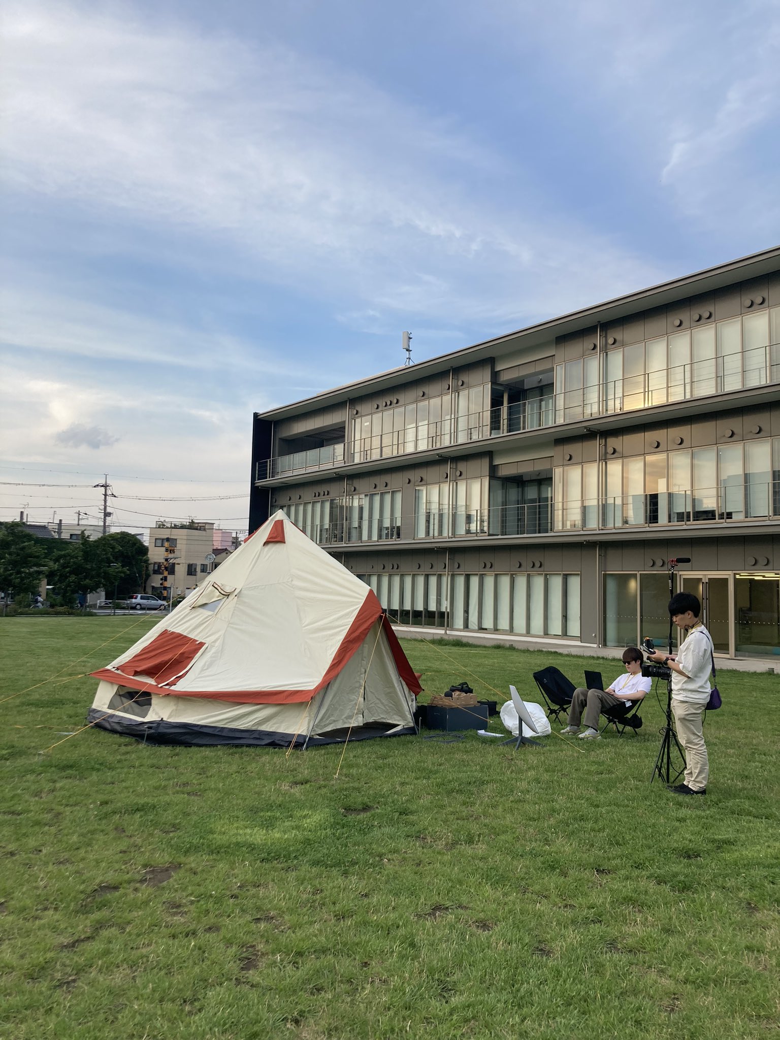 芝生テントのあるキャンパス風景