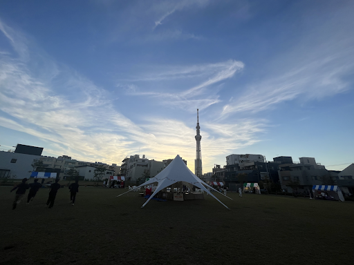 屋外で集まるコミュニティの様子
